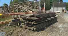木材框架木材小心翼翼地铺设存储恢复
