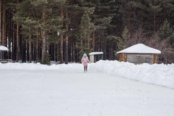 女孩温暖的衣服游乐设施冰溜冰场森林