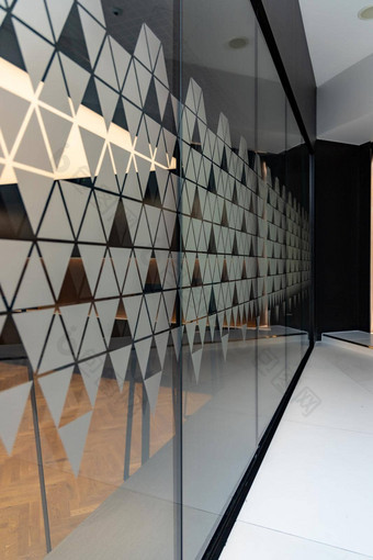 高玻璃墙小三角形贴纸长走廊