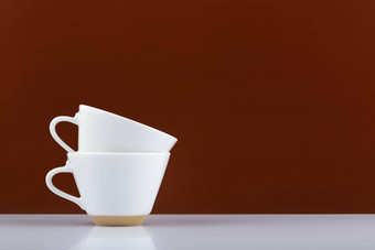 白色咖啡杯白色表格棕色（的）背景复制空间