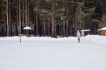 女孩温暖的衣服游乐设施冰溜冰场森林