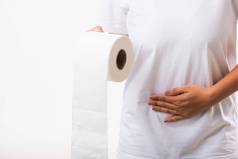 女人腹泻便秘持有组织厕所。。。纸卷手胯部较低的腹部