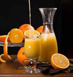 玻璃新鲜的橙色汁新鲜的水果木