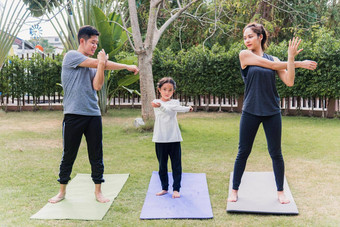 妈妈。父亲孩子女儿练习锻炼伸展运动瑜伽