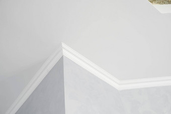 白色天花板白色基座上房间灰色的画墙装饰角落里天花板墙房间天花板成型室内细节角落里