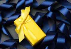 礼物包装黄色的纸卷蓝色的丝带背景节日背景