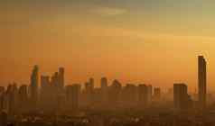 空气污染烟雾细灰尘覆盖城市早....橙色日出天空城市景观被污染的空气脏环境城市有毒灰尘不健康的空气城市不健康的生活