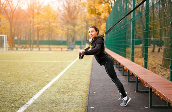 女孩运动员培训sportground混合<strong>比赛</strong>年轻的成人女人锻炼悬架系统健康的生活方式伸展运动在户外<strong>操场</strong>上