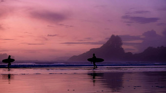 温哥华岛tofino日落海滩冲浪者海洋美丽的色彩斑斓的日落粉红色的紫色的颜色天空温哥华岛荡漾冲浪