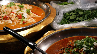 碗亚洲菜摊位碗各种各样的传统的泰国菜摊位街用餐者晚上东方晚<strong>上市</strong>场食物法院