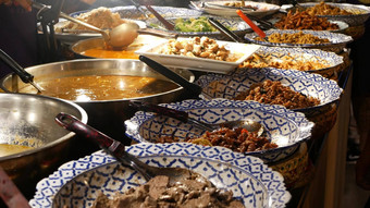 碗亚洲菜摊位碗各种各样的传统的泰国菜摊位街用餐者晚上东方晚上市场食物法院