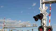 水平穿越警告信号美国crossbuck请注意红色的交通光铁路路十字路口加州铁路运输安全象征谨慎标志危害火车跟踪