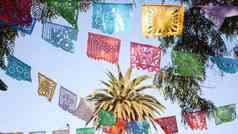 色彩斑斓的墨西哥穿孔作用切碎横幅节日色彩鲜艳的纸加兰多彩色的拉美裔人雕刻组织旗帜假期狂欢节真实的聚会装饰拉丁美国