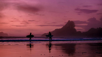 tofino<strong>温哥华</strong>岛太平洋Rim海岸冲浪者董事会日落海滩冲浪者轮廓加拿大<strong>温哥华</strong>岛tofino