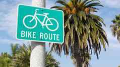 自行车路线绿色路标志加州美国自行车车道singpost自行车专用道路海滨太平洋旅游度假胜地自行车道招牌棕榈健康的生活方式娱乐安全骑自行车象征