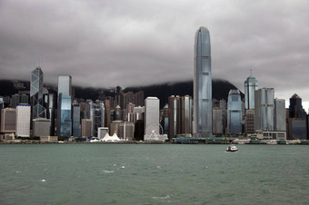在香港香港全景<strong>狂风</strong>暴雨的一天天际线在香港香港粗糙的波海<strong>狂风</strong>暴雨的多云的一天