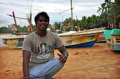 弥留的斯里兰卡斯里兰卡12月成人休闲少数民族男人。坐着远程热带海滩斯里兰卡斯里兰卡微笑相机微笑印度渔夫海滩