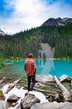 雄伟的山湖加拿大上joffre湖小道视图夫妇访问joffre湖泊省公园中间湖