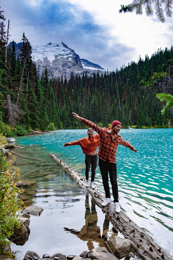雄伟的山湖加拿大上joffre湖小道视图夫妇访问joffre湖泊省公园中间湖