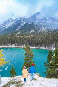 明尼万卡湖加拿大落基山脉班夫阿尔伯塔省加拿大绿松石水包围松柏科的森林湖杰克岩石山加拿大