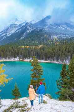 明尼万卡湖加拿大落基山脉班夫阿尔伯塔省加拿大绿松石水包围松柏科的森林湖杰克岩石山加拿大