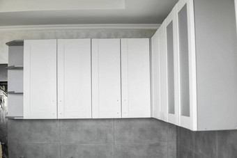 <strong>自定义</strong>厨房橱柜安装白色家具外墙中密度纤维板灰色的模块化厨房刨花板材料阶段安装框架家具方面中密度纤维板配置文件