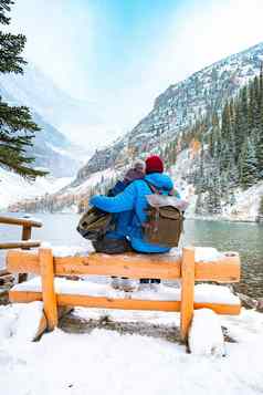 湖艾格尼丝加拿大湖刘易斯加拿大阿尔伯塔省夫妇坐着板凳上湖湖艾格尼丝加拿大落基山脉