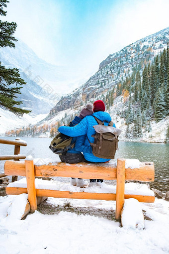 湖艾格尼丝加拿大湖刘易斯加拿大阿尔伯塔省夫妇坐着板凳上湖湖艾格尼丝加拿大落基山脉