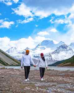 夫妇中期年龄但女人徒步旅行加拿大落基山脉阿尔伯塔省班夫国家公园雪山