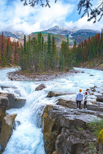 美丽的视图太阳瓦普塔瀑布碧玉国家公园加拿大夫妇但女人访问太阳瓦普塔瀑布碧玉