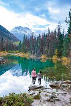 马蹄湖碧玉国家公园阿尔伯塔省加拿大夫妇但女人绿色蓝色的湖