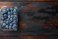 蓝莓清晰的塑料托盘黑暗木表格背景前视图平躺复制空间文本