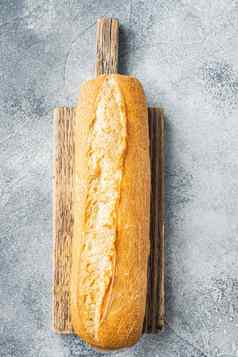 法国魔杖面包灰色的背景前视图平躺