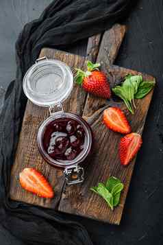自制的美味的草莓小时新鲜的浆果黑色的背景前视图平躺