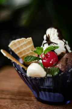 美食有机巧克力草莓冰奶油圣代甜点