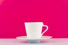 白色陶瓷咖啡杯飞碟粉红色的背景复制空间