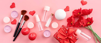 时尚化妆品配件礼物盒子花空管瓶蜡烛五彩纸屑前视图平躺柔和的粉红色的背景