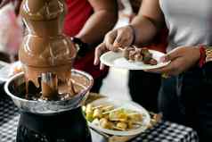 巧克力喷泉餐饮机水果串自助餐表格