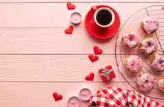 情人节一天微 咸咖啡甜甜圈孤立的粉红色的木背景