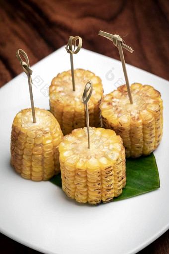 甜蜜的玉米结实的矮素食者餐前小吃零食食物
