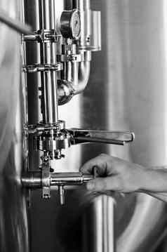 布鲁尔操作工业啤酒酝酿设备啤酒厂室内