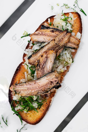 葡萄牙语蒂博纳开放烤面包三明治餐前小吃沙丁鱼洋葱大蒜