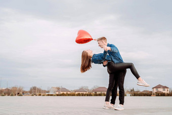 年轻的夫妇<strong>跳舞</strong>充满激情的探戈广场公园