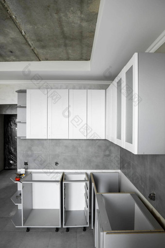 自定义厨房橱柜安装<strong>白色家具</strong>外墙中密度纤维板灰色的模块化厨房刨花板材料阶段安装框架家具方面中密度纤维板配置文件