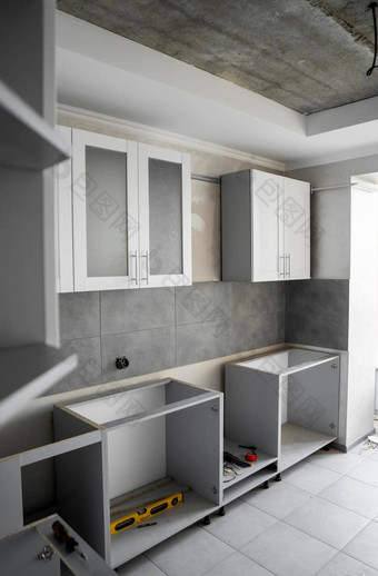 自定义厨房橱柜安装<strong>白色家具</strong>外墙中密度纤维板灰色的模块化厨房刨花板材料阶段安装框架家具方面中密度纤维板配置文件