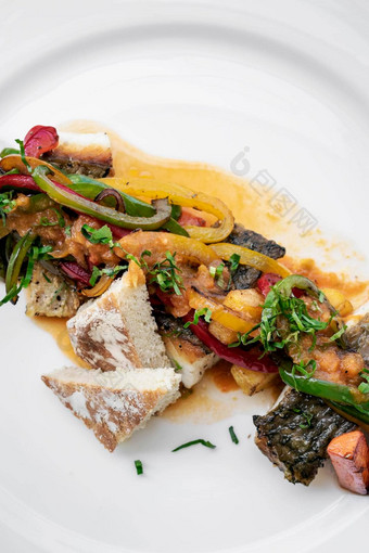 Caldeirada传统的葡萄牙语海鲤科鱼鱼蔬菜辣的炖肉美食餐厅