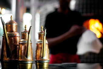 橄榄石油铜调味瓶传统的自动售货机细节意大利餐厅