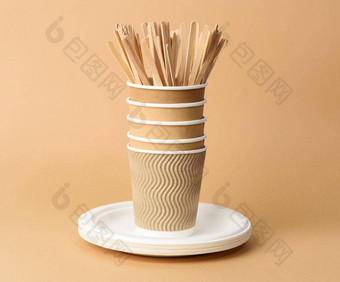 纸杯白色盘子木叉刀棕色（的）背景