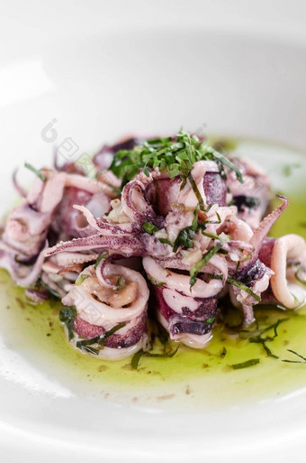葡萄牙语传统的新鲜的海鲜腌制鱿鱼沙拉香菜石油