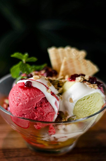 草莓阿月浑子意式冰激凌冰奶油圣代甜点碗